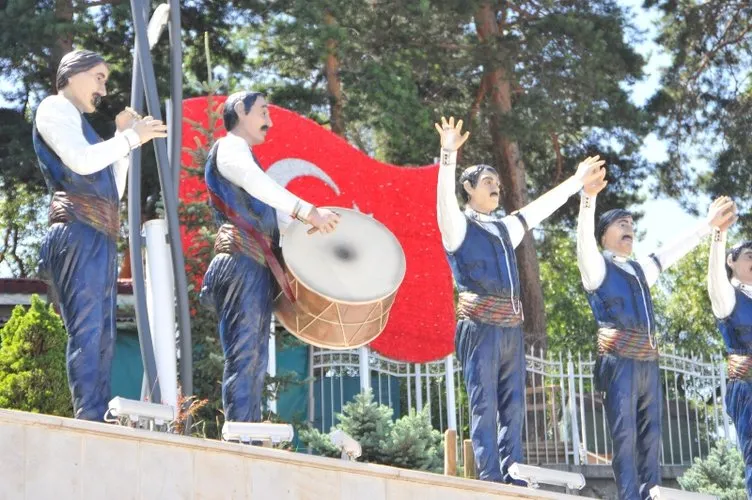 Erzurum'da yaklaÅık 3 yıl önce BüyükÅehir Belediyesi tarafından yaptırılan yöresel halk oyunlarından bar ekibinin heykelinde davulcunun tokmaÄı, zurnacının da zurnası çalındı. ile ilgili görsel sonucu