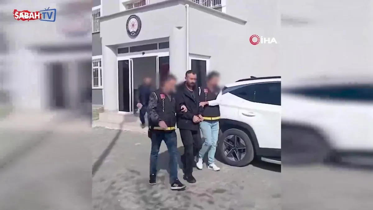 Bursa’da 25 yıl kesinleşmiş hapis cezası bulunan şahıs yakalandı | Video videosunu izle Bursa’da 25 yıl kesinleşmiş hapis cezası bulunan şahıs yakalandı | Video videosunu izle