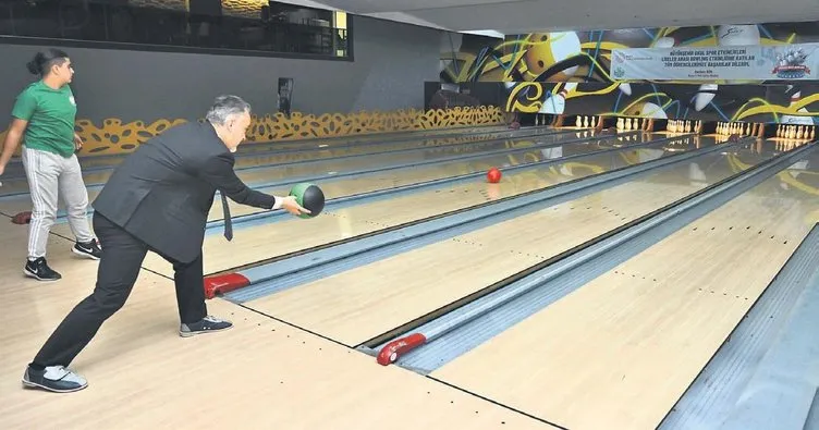 Bursa’da liseliler, bowling’le stres atıyor