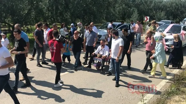 Boynuna öküz çanı takılan damat, el arabasıyla gezdirildi