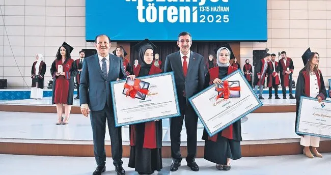 HKÜ’de mezuniyet coşkusu