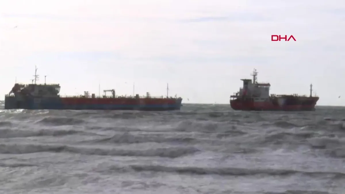 İstanbul Bakırköy açıklarında iki tankerden acil durum çağrısı yapıldı! videosunu izle İstanbul Bakırköy açıklarında iki tankerden acil durum çağrısı yapıldı! videosunu izle