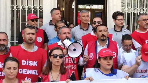 isciler-egemenlik-binasina-dayandi-isci-kiyimini-durdurun-1717500822052.jpg