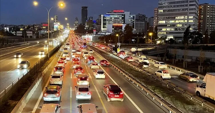 İstanbul’da haftanın son iş gününde trafik yoğunluğu!