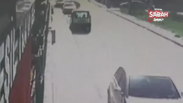 İstanbul Pendik’te çarpışan iki araç, bahçe duvarına vurarak durabildi!