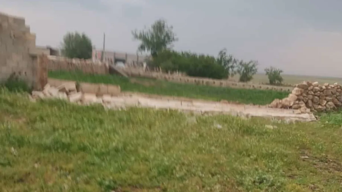 Dolu ve fırtına hayatı felç etti: Evler kullanılamaz hale geldi Dolu ve fırtına hayatı felç etti: Evler kullanılamaz hale geldi