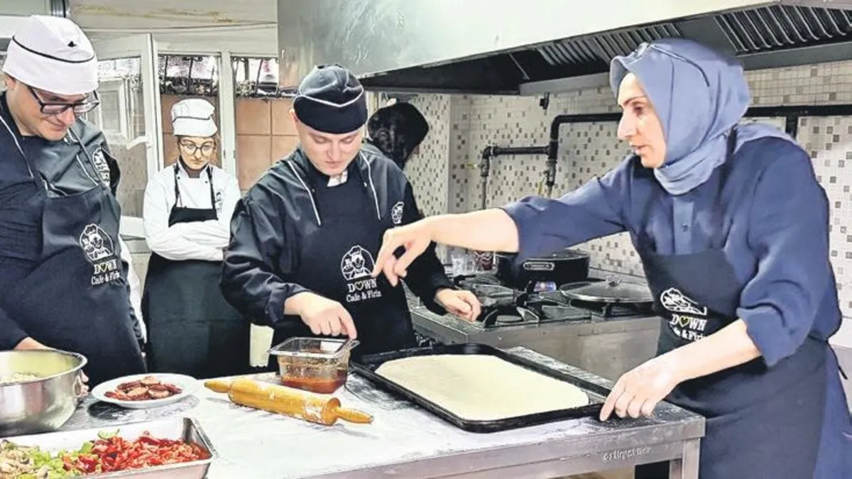 Engelli gençler kafede hayata hazırlanıyor haber görseli