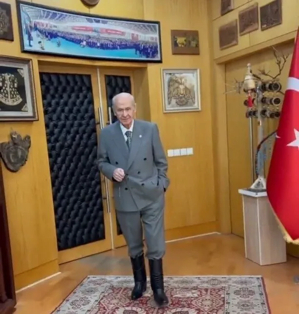 Bahçeli’nin videosundaki o şarkının hikayesi ortaya çıktı! Çizmeyle ’Atatürk’ mesajı