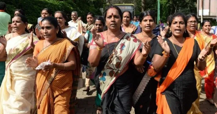 Hindistan’da tapınağa girmek isteyen kadınlar darp edilerek engellendi