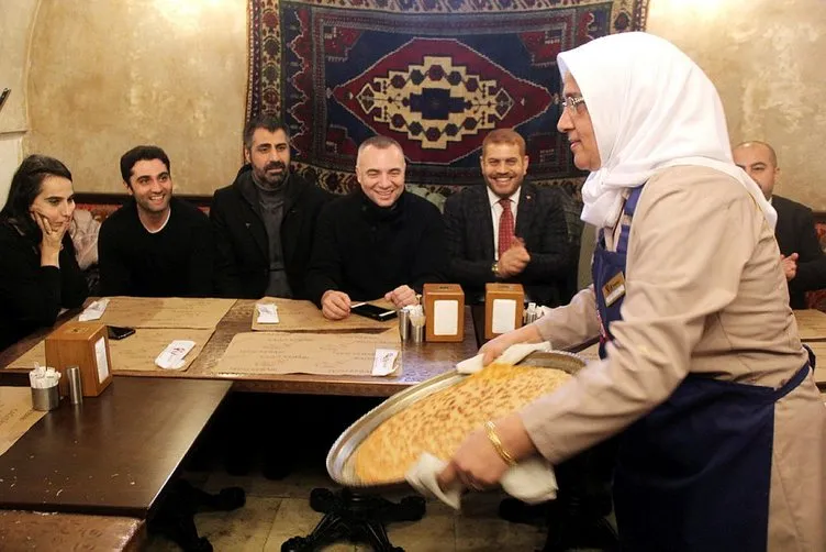 Eşkıya Dünyaya Hükümdar Olmaz’ın oyuncuları Mehmetçik’e destek için Hatay’da