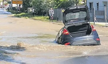 Boru patladı yol çöktü