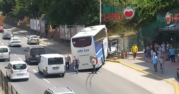 Gölcük’te otobüs durağa daldı!