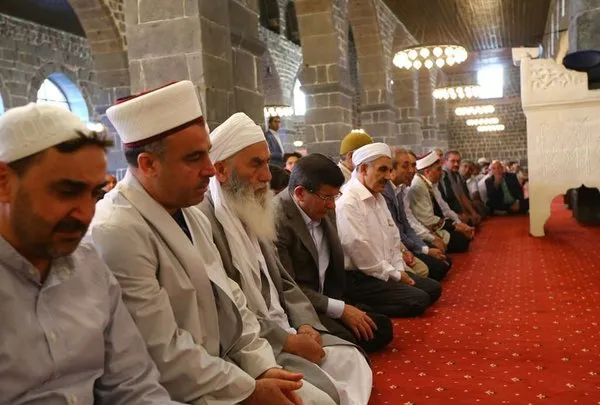 Davutoğlu bayram namazını Diyarbakır'da kıldı