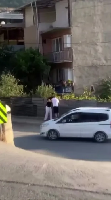 Genç kadına sokak ortasında öyle şeyler yaptı ki: ’Kimse yok mu’ diye çığlık attı