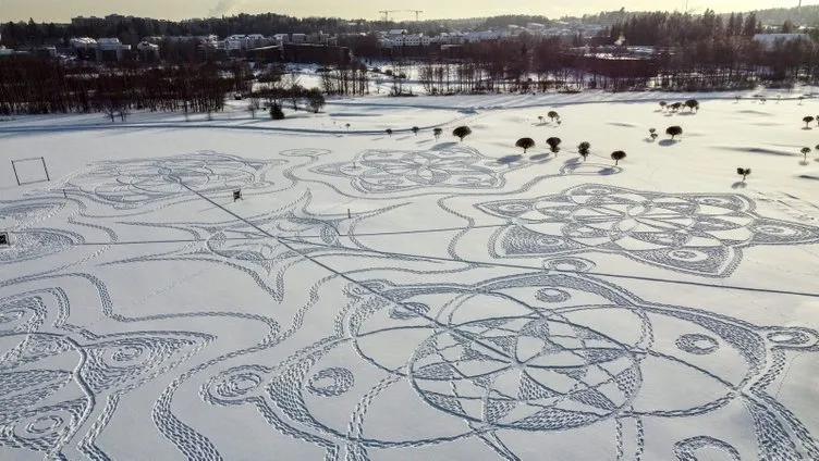 Dünyanın konuştuğu ’kar’ görüntüleri: Binlerce ayak izi ile sanat eseri...