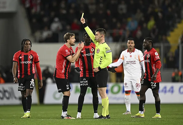 var-kayitlari-yayinlandi-iste-fenerbahce-ve-galatasaray-maclarinin-hakem-konusmalari-1776791257510.jpeg