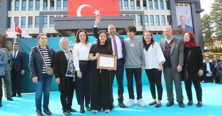 Niğde Belediye Başkanı Emrah Özdemir mazbatasını alarak ikinci dönemi için göreve başladı