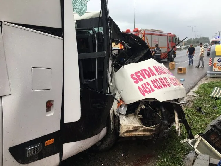 Yolcu otobüsüyle minibüsün çarpıştığı kazada, ölü sayısı 4'e çıktı