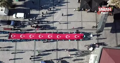 Pendik’te sokaklarda taşınan 99 metrelik dev Türk bayrağı böyle görüntülendi | Video