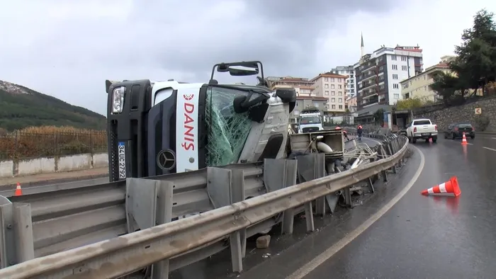 istanbul-maltepede-beton-pompasi-tasiyan-kamyon-bariyerlere-carparak-devrildi-1766831606114.jpg