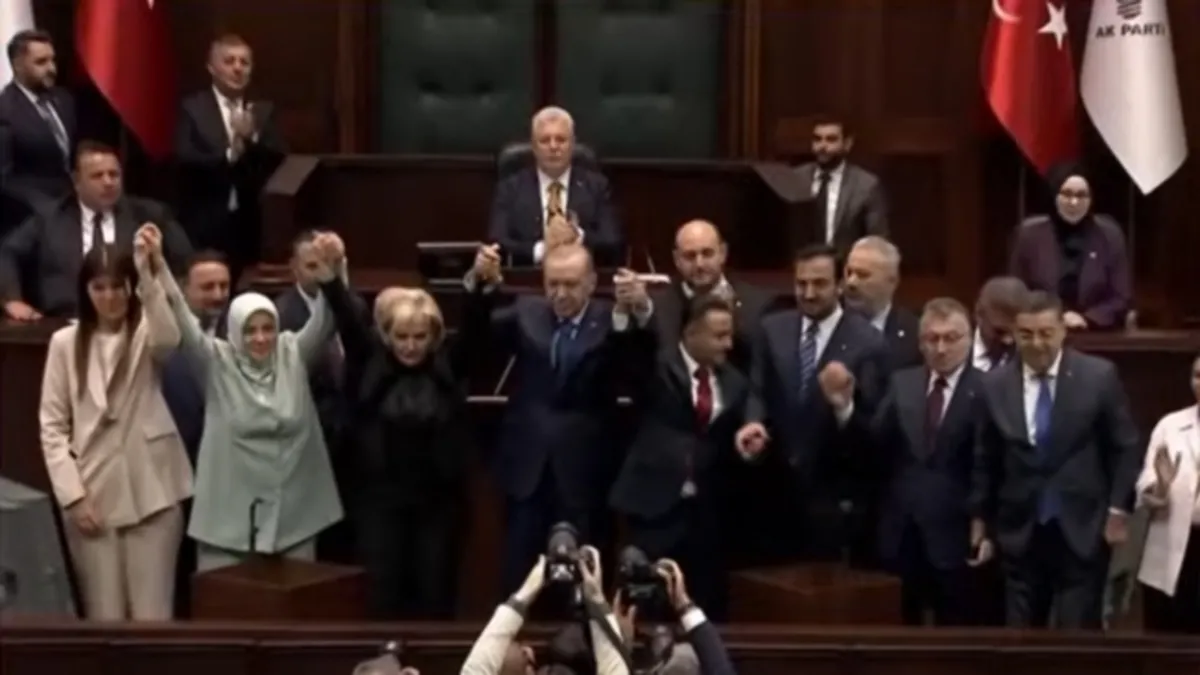 İstanbul Milletvekili Nimet Özdemir AK Parti’ye katıldı! Rozetini Başkan Erdoğan taktı İstanbul Milletvekili Nimet Özdemir AK Parti’ye katıldı! Rozetini Başkan Erdoğan taktı