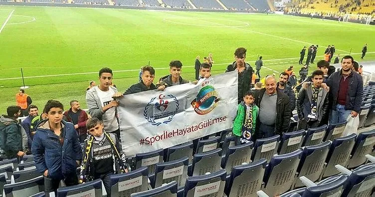 Vanlı çocuklar Fenerbahçe maçını tribünde izledi