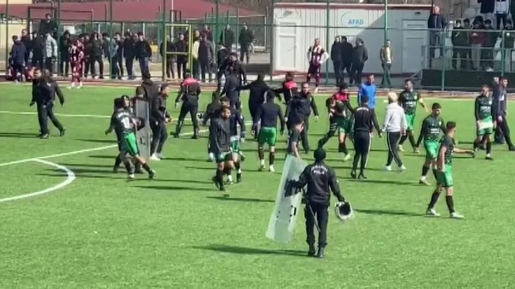 Elazığ’daki amatör lig maçında 18 kırmızı kart çıktı! Dehşet verici görüntüler...