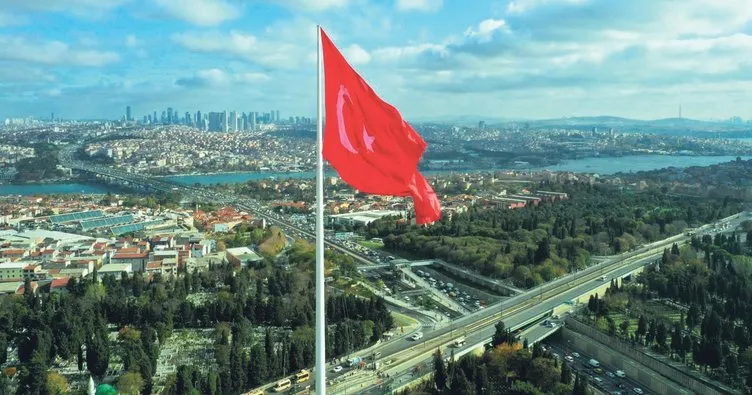En büyük bayrak gönderde