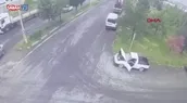 Araç ile direk arasında sıkıştı!
