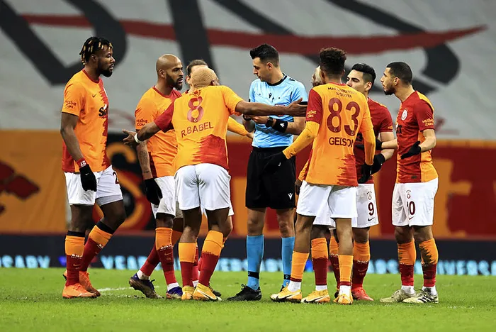 son-dakika-fatih-terimden-mac-sonu-hakem-elestirisi-o-pozisyon-bariz-kirmizi-kart-1615143487827.jpg
