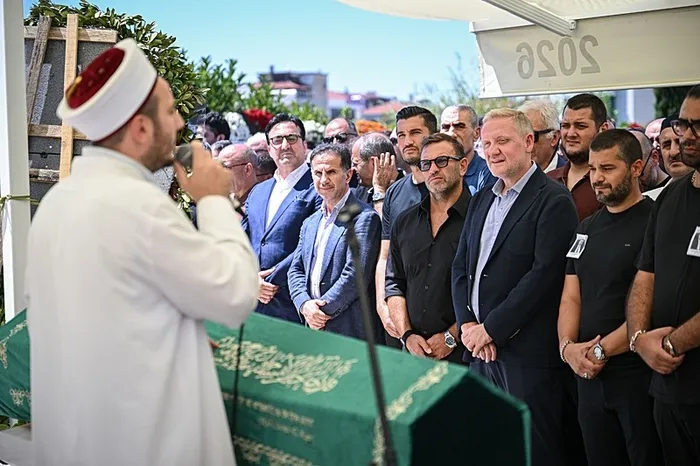 teknik-direktor-abdullah-avcinin-vefat-eden-annesi-son-yolculuguna-ugurlandi-1786537993510.jpg