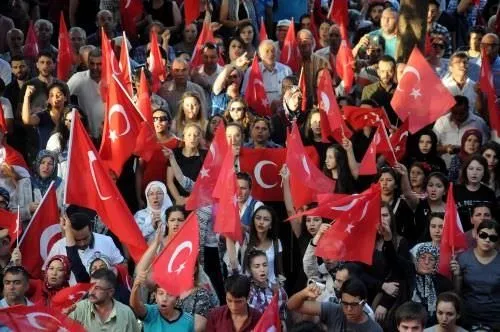 Türkiye şehitleri için sokağa döküldü