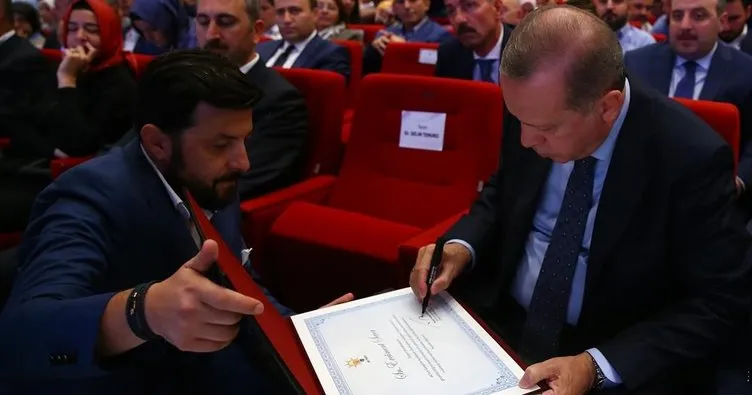 Cumhurbaşkanı Erdoğan tek tek imzaladı
