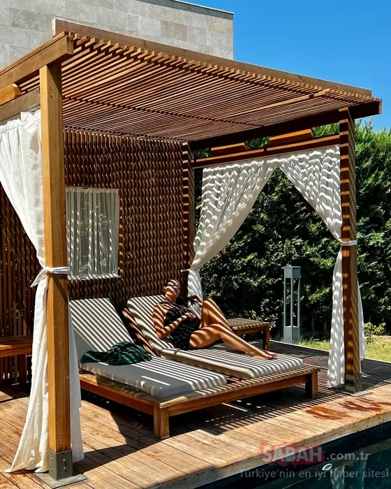 Fahriye Evcen süper lüks villasının havuzundan paylaştı! Işıltılı mayosu ile güneşi kıskandırdı!