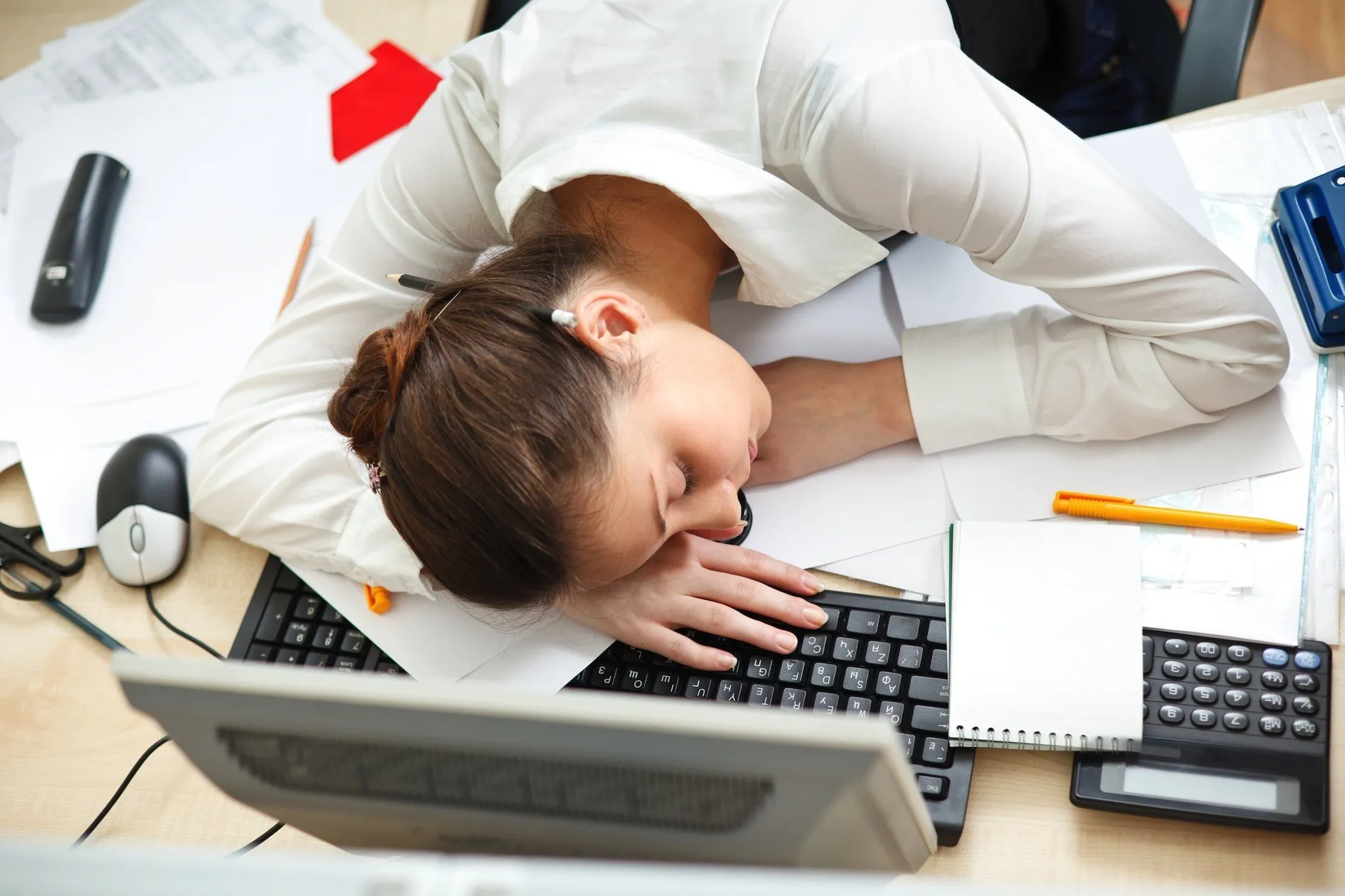 Несчастье на работе. Усталость. Усталость и сонливость. Утомление за компьютером.