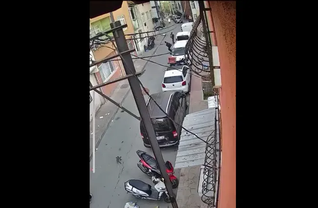 son-dakika-beyoglunda-akran-vahseti-sokak-ortasinda-bicakladi-ikisi-de-13-yasinda-1761894151564.jpg