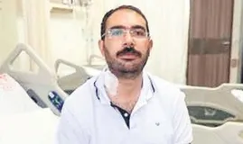 Ensesinde şarapnelle yaşıyor