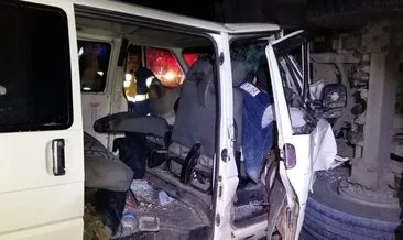 Eskişehir feci kaza: Devrilen kamyona minibüs çarptı!