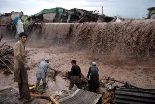 Pakistan’da evler sular altında kaldı