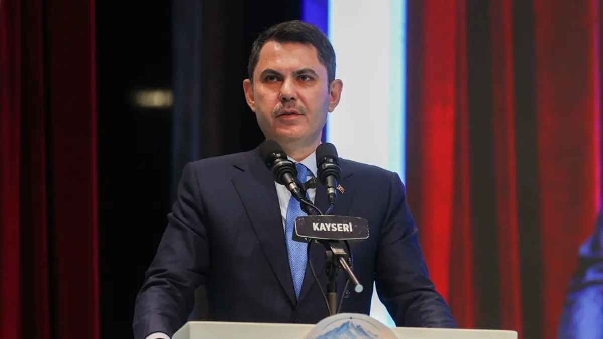 Çevre, Şehircilik ve İklim Değişikliği Bakanı Murat Kurum, bir toplantıda konuşma yaparken