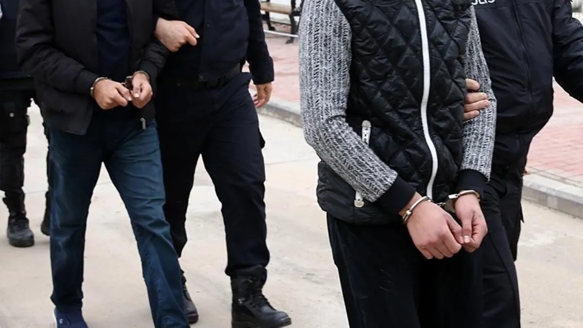 İzmir’de FETÖ operasyonu: 51 gözaltı