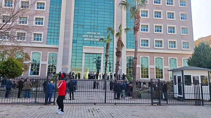son-dakika-antalya-buyuksehirdeki-yolsuzluk-sorusturmasinda-yeni-detaylar-paradan-muhittin-bocekin-haberi-vard-1777897762001.jpg Son Dakika | Antalya Büyükşehir'deki yolsuzluk soruşturmasında yeni detaylar: Paradan Muhittin Böcek'in haberi vardı