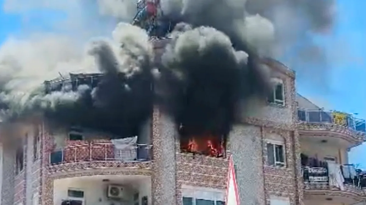 Antalya’da yangın paniği: Alevler apartmanı sardı! 5 yaralı Antalya’da yangın paniği: Alevler apartmanı sardı! 5 yaralı