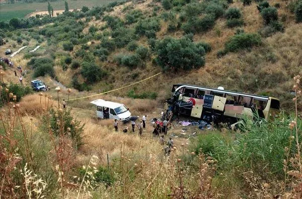 Yolcu otobüsü şarampole devrildi