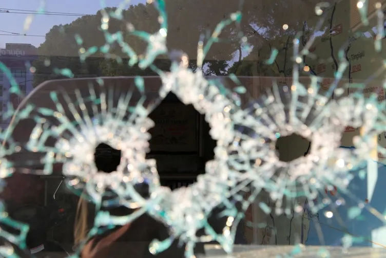 Antalya’da işyeri kurşunlandı: Yol savaş alanına döndü!