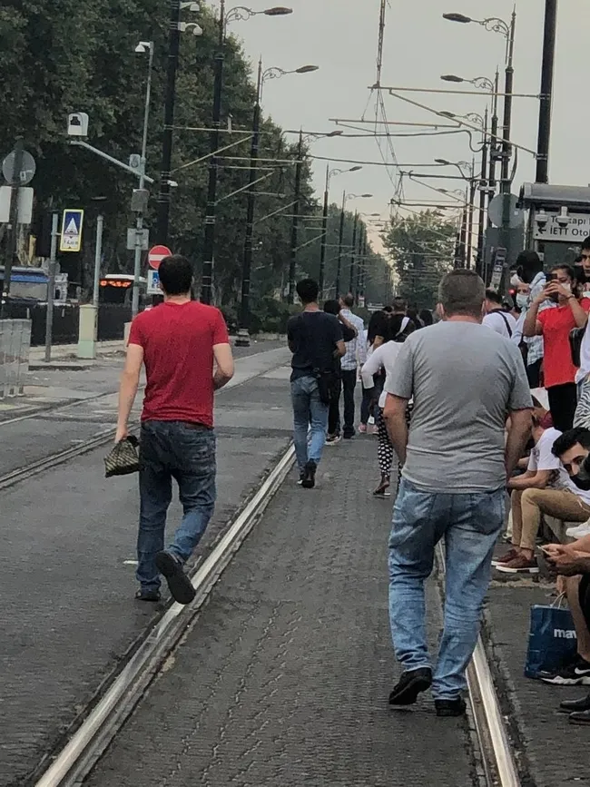 istanbulda-yine-ulasim-rezaleti-tramvay-arizalandi-otobusun-kapisi-dustu-1630328634402.jpg