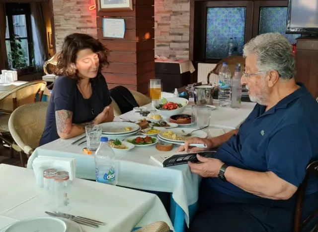 Metin Akpınar’ın evlilik dışı bir değil iki kızı olduğu ortaya çıktı! Metin akpınar’ın kızı Duygu Nebioğlu kimdir, ikizi mi var?