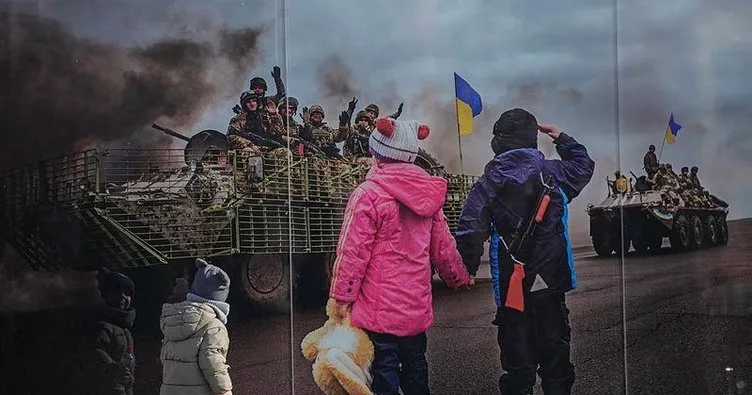 Ukrayna’da trajik görüntüler! Çocukların kıyafetlerine yapıştırıyorlar
