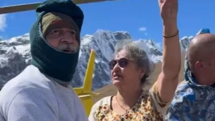 Hayallerini Everest’in tepesinde yakaladılar! Yaşlı çiftin aşkları sosyal medyanın gündemine oturdu
