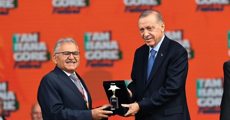 Başkan Büyükkılıç ödülünü Cumhurbaşkanı Erdoğan’dan aldı